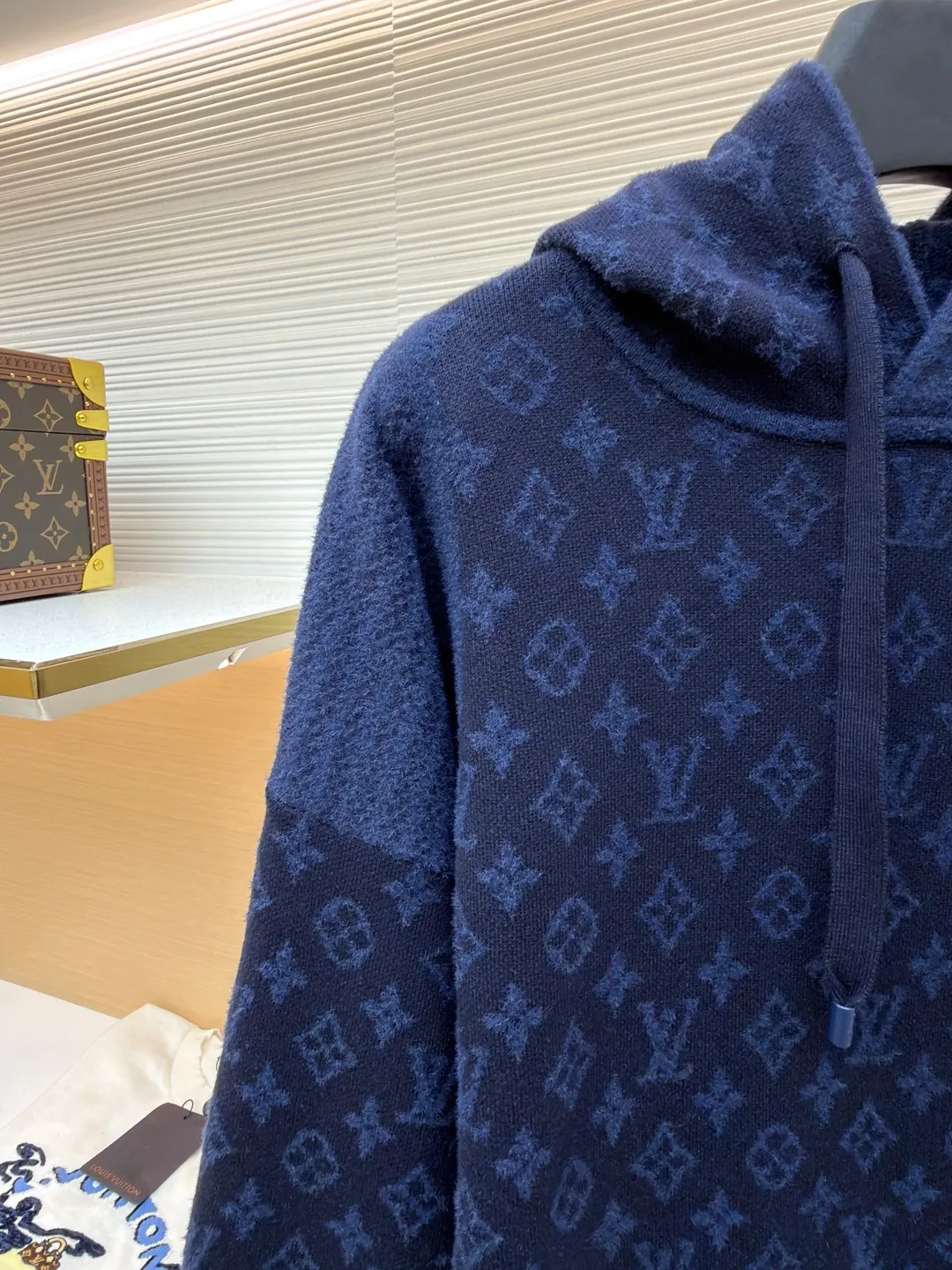 LOUIS VUITTON Holiday spliced ​​long-sleeved hooded pullover sweatshirt ●Original version: Purchased and developed by 16097 ●Item number: 1681356-C15 ●Fabric: 100% cotton ●Technology: knitted ●Color: navy ●Version: fitted version ●Weight: about 1010g ●Size: S-M-L-XL ●Description: This sweatshirt is made of wool blended knitted fabric, which is soft to the touch and has good warmth retention. The hooded design is equipped with a drawstring adjustment system, which can flexibly adjust the shape of the hood; the entire body of the garment displays the brand's classic Monogram pattern, which is made through multi-color jacquard knitting technology. The pattern texture is three-dimensional and layered. The body is equipped with a kangaroo pocket, which is practical and has a sense of design; the ribs on the cuffs and hem are made of high-elastic knitting technology to ensure fit and resilience. The overall cut is an oversize silhouette, and the splicing of the body uses seamless weaving technology to avoid exposed threads and improve wearing comfort. From the complex design of the jacquard pattern to the delicate processing of the knitted texture, every step reflects Louis Vuitton's exquisite control of luxury knitted items. It is a fusion of the brand's classic elements and casual style. The overall wiring is straight and delicate, the fabric is comfortable and soft, and the color is consistent without color difference. It can be matched with the same style to create a fashionable look and control various occasions. Customized accessories, complete with three standards, same style for men and women!